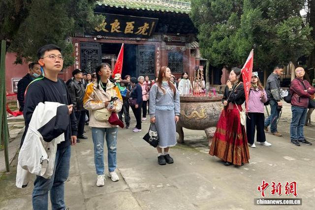 台湾自媒体人走进四川阆中古城体悟三国文化