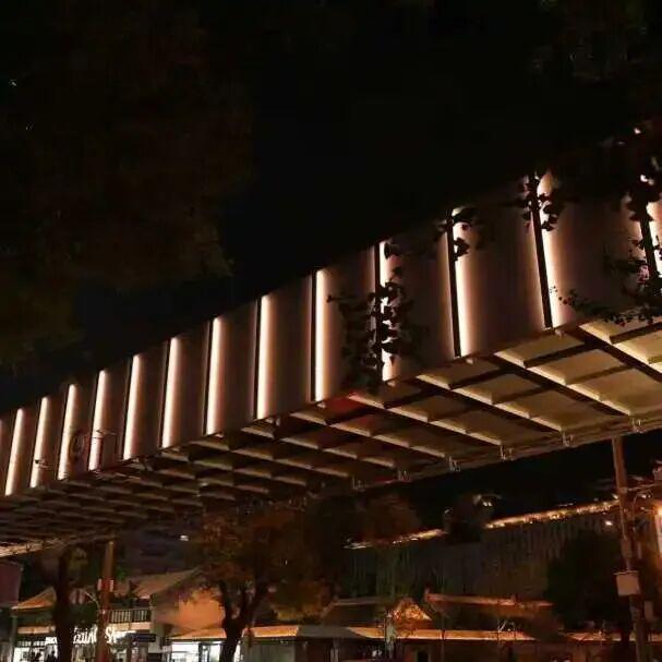 西单廊桥国庆璀璨绽放：空中光桥点亮西城夜空