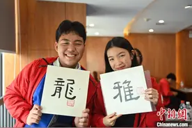 泰国华裔青少年“西游甘肃”：尝鲜牛肉面 “恋”上剪纸图片