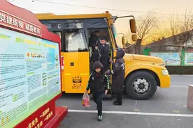 开学首日，平度温馨校车安全运送学生1.8万余人图片