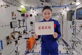 安徽桐城中学校训上了太空！“勉成国器”雕刻板搭载返回交接仪式完成图片