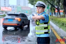 “双节”嗨游张家界丨张家界交化身“浇警”  “雨”你同行图片