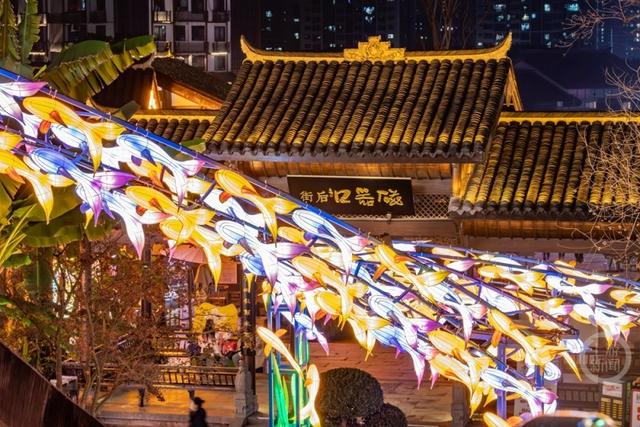 重庆磁器口“山海骐骥”灯会璀璨启幕，古镇夜色流淌神话光韵