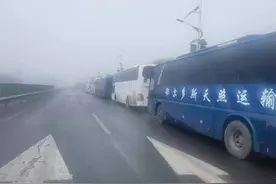 大雾封路，内蒙古一地14辆大巴几百名学生滞留，交警接力护航……图片