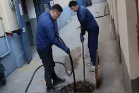 污水外溢居民愁 高效处理解难题图片