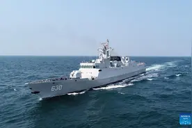 中国海军巡航时解救两名菲律宾渔民，救治后已移交菲方图片