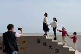 “潮水退三次，焦虑就搁浅！”崇明治愈系长江大堤火出圈，来这里骑行、喝咖啡，正考虑打造江堤游图片