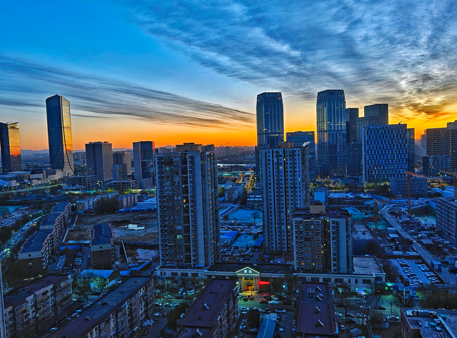 朝色漫染，天空披彩，北京的晨光太治愈了！