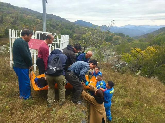 惊险！北京60岁女子爬野山从10米高山坡滑坠……