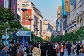 总计发放2100万元消费券！2025跨年迎新“一张消费券买遍南京路”，80家商户参与图片