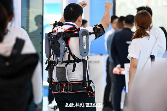 G视觉丨热度高涨！2025数博会：科技魅力吸引众人驻足