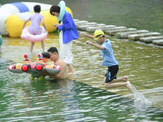 一年四季 泉在济南丨高温来袭，泉城市民“门牙”戏水享清凉