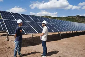 四川凉山州首个 会理市闭库8年的尾矿库变身光伏发电站图片