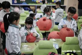高个子学生“窝”在矮课桌里学习？广州中小学有解法吗图片