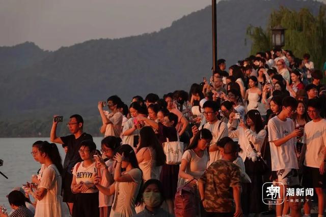 今早5点，西湖断桥挤成这样了！杭城大批人赶来！这幕瞬间“沸腾”