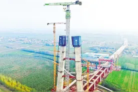 观音寺长江大桥主塔突破169米图片