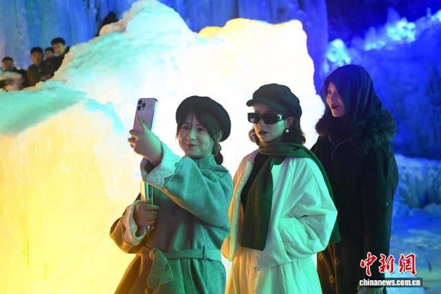 积石山大墩峡景区震后焕新：冰雪盛宴启幕 观冰瀑赏冰灯