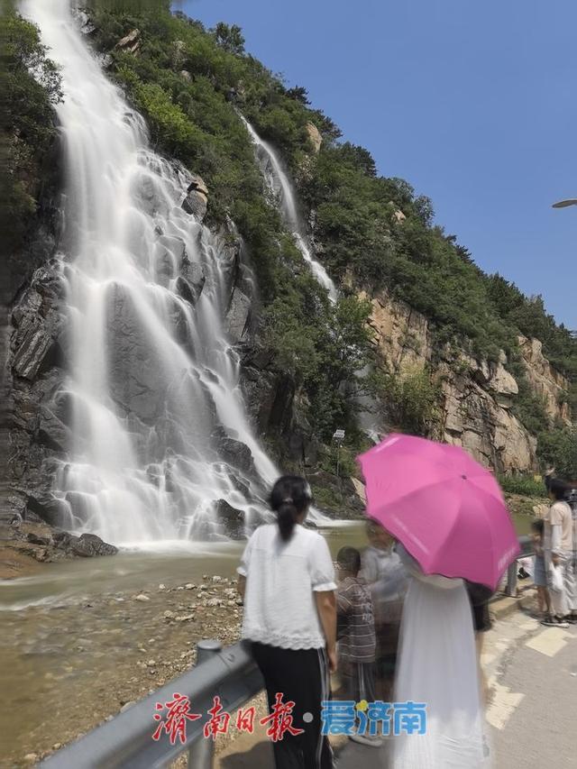 黄巢飞瀑奔涌去 一帘清凉入画来