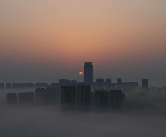 晚潮｜从雨巷到山间：那些年我们追过的彩虹与晨昏