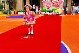 幼儿园萌娃装扮成“小换客”，锻炼与人交往技能图片