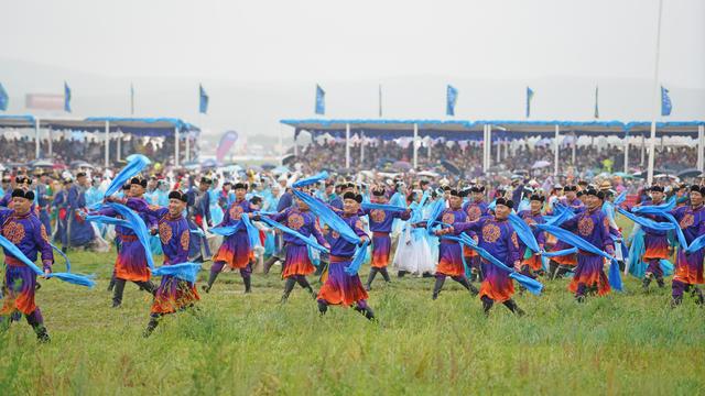 10万人草原暴雨中蹦迪！那达慕开幕式 阿云嘎白袍驭马出场