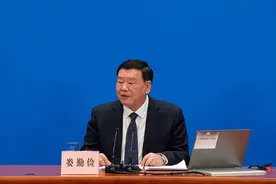人工智能成两会热词：DeepSeek、机器人机器狗、智能驾驶、AI问诊……图片