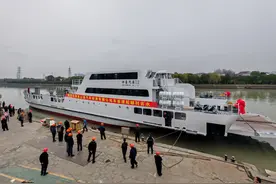 国内沿海首艘“混合电力动力”车客渡船在浙江下水图片