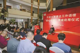 “为轮椅女孩安装电梯”有温度的教育永不过时图片