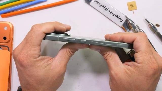 JerryRigEverything 测试小米 17 Pro 手机耐用性