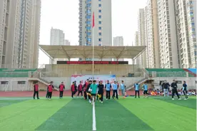 家校同筑足球梦！烟台高新区第二实验小学举行亲子足球赛图片