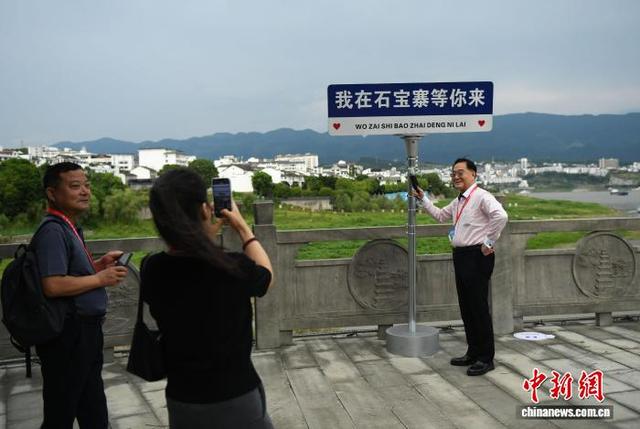 海外华文媒体走进重庆忠县参观长江“盆景”石宝寨