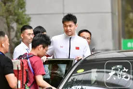 孙杨走出赛场与粉丝挥手致意   粉丝送出鼓励图片
