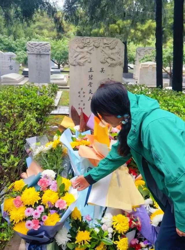 他的墓前，有了一座花墙