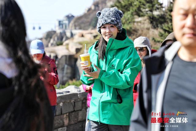 重阳登泰山 敬老暖意浓