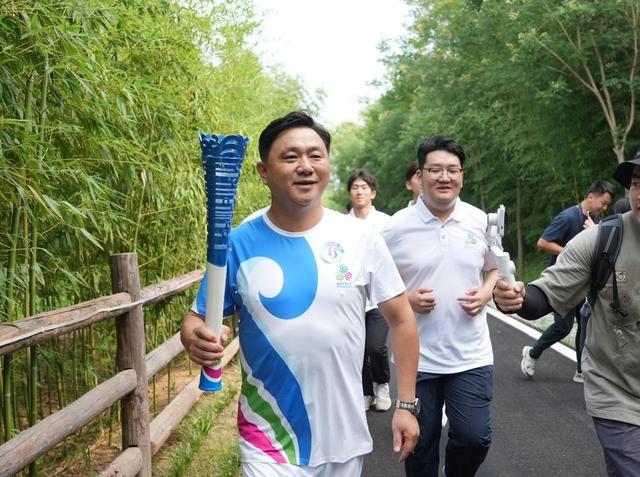 浪溪河畔引“泉炬”！2025济南国际泉水节“泉炬”传递走进平阴洪范泉群