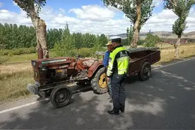 夏季行动·平安守护丨秋收季节忙 安全不能忘 正镶白旗公安局交管大队开展“拖拉机”违法载人整治行动图片