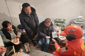 【甘肃临夏积石山6.2级地震】一抹“橙”色，让冬夜的安置点暖起来图片