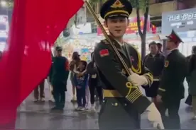 中国仪仗队旗手在越南被迷妹追问“结婚了没有”图片