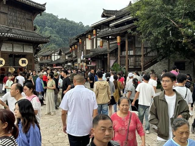 人从众！国庆首日，宜宾“名场面”来了