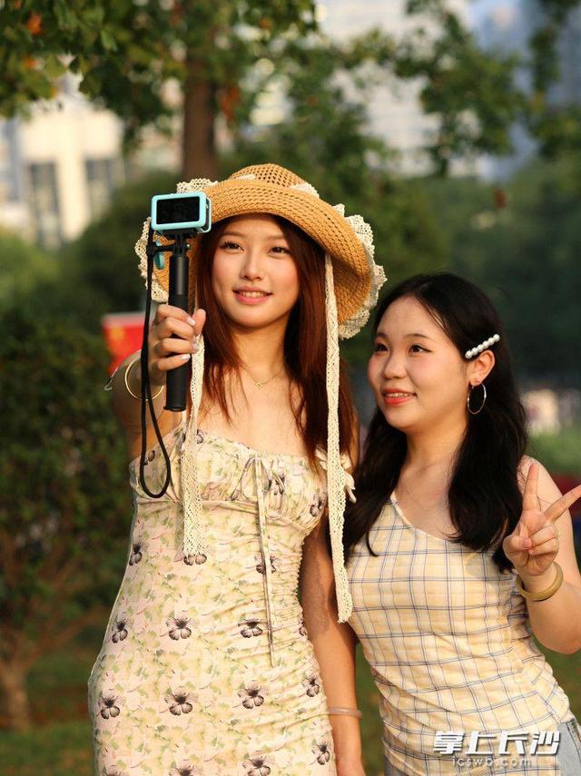 气温回升秋阳灿烂，湖南烈士公园成市民赏秋好去处｜组图