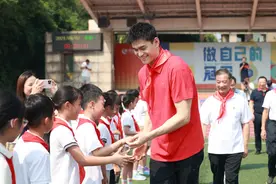 奥运冠军来了！孙杨和育华小学生一起参加开学典礼，还现场传授游泳秘诀图片