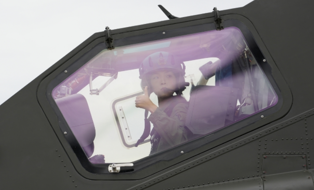 备受关注的00后陆军女飞行员，结婚了！