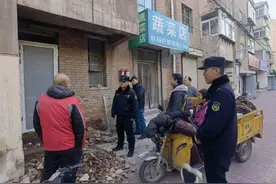 现场短新闻 | 临街窗户改成门？不行！图片