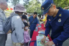 紫竹院公园：游客打卡拍照为祖国送祝福图片