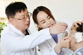 男子成功移植人工角膜 在绝境中迎来光明图片
