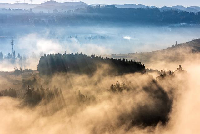 富源：雾起穹苍 林峦熹微