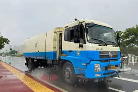 下雨天还要清洗路面？真相是……图片