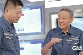 “人民工匠”许振超：“产业工人只有追求卓越，才能干出闪光的业绩”图片