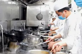 春节外卖不打烊！八宝饭、熏鱼等上海特色美食受欢迎丨爱申活 暖心春图片