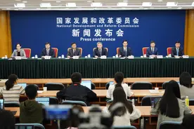 国家发展改革委：购买新能源车可以补贴2万元 购买燃油车可以补贴1.5万元图片